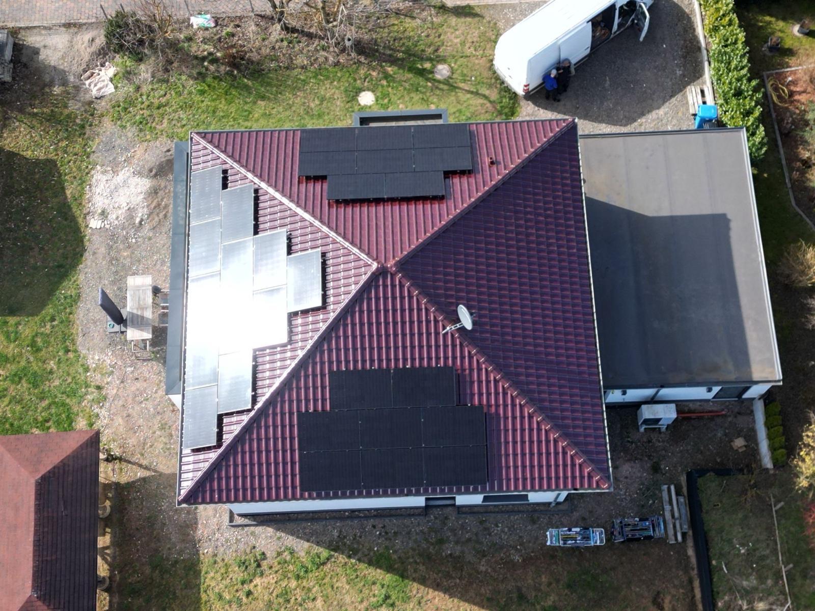 Photovoltaik auf einem Walmdach aus der Vogelperspektive