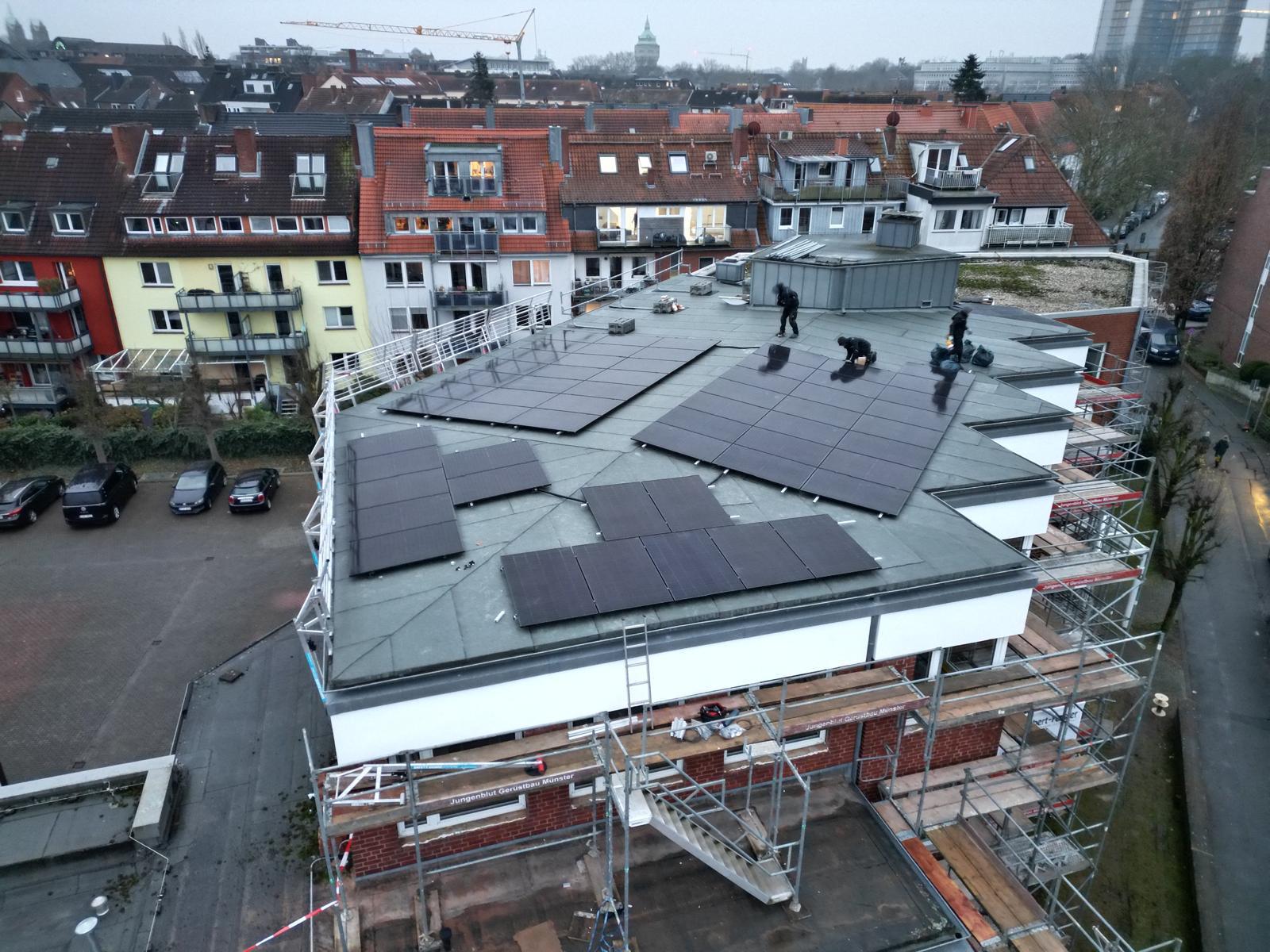 Montageteam von Dachstromwerk bei der Arbeit